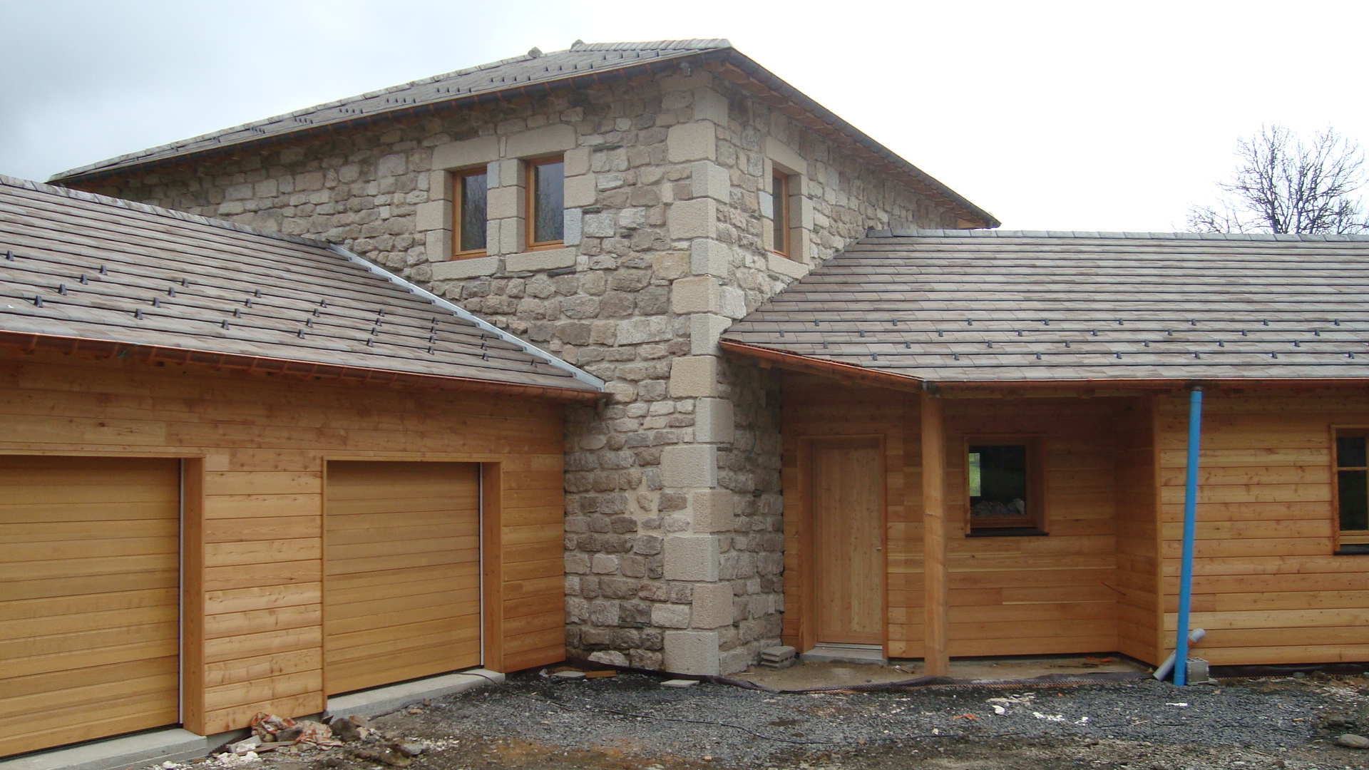 Couverture à Yssingeaux — maison neuve avec toiture en tuiles et habillage bois