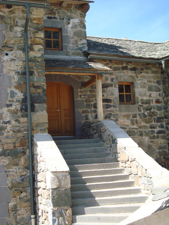 Couverture à Yssingeaux — escalier extérieur et toiture en lauze sur bâtiment ancien