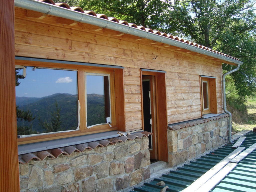 Maison en bois Yssingeaux (43) — bardage bois et soubassement pierre avec vue montagne