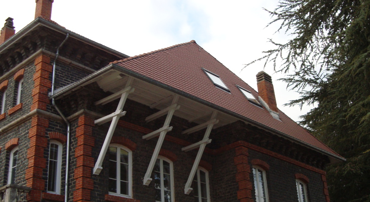 Couverture à Yssingeaux — toiture en tuiles avec débord et chevrons sur maison de caractère