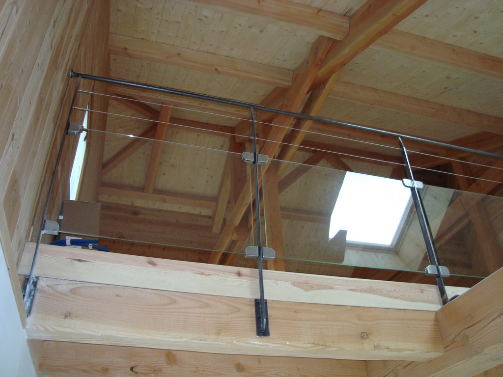 Charpente à Yssingeaux — garde-corps verre et acier sur structure bois