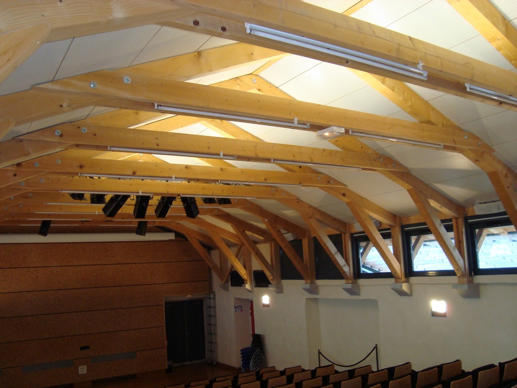 Construction charpente Yssingeaux (43) — salle communale avec fermes en bois