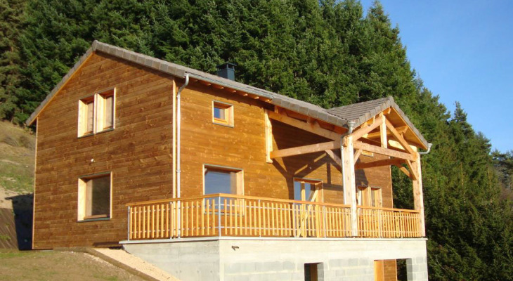 Maison en bois Yssingeaux (43) — chalet bois avec balcon bois et terrasse couverte