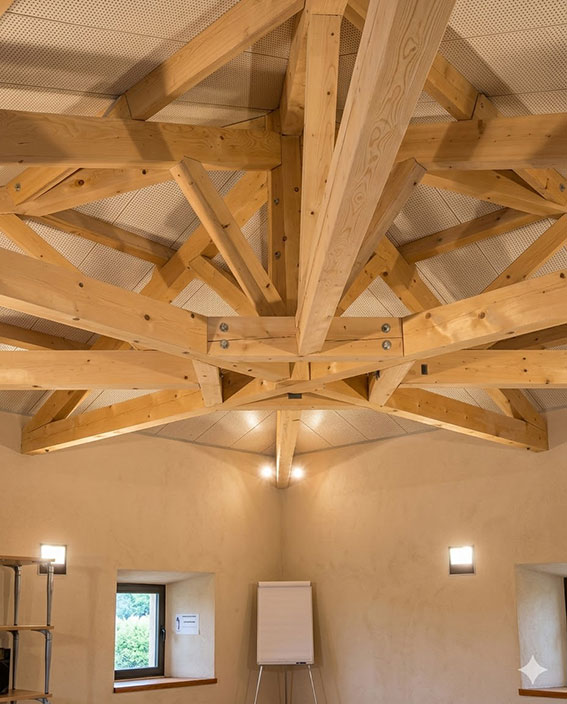 Charpente traditionnelle en bois massif à Yssingeaux — fermes apparentes