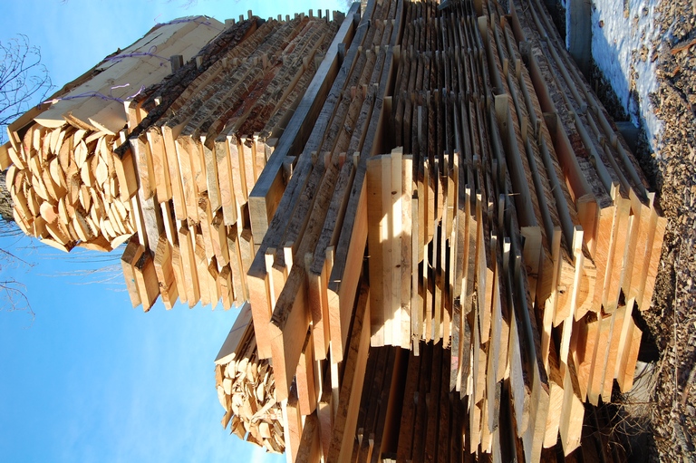 Scierie Yssingeaux (43) — plots de bois sciés mis en stickage pour séchage naturel