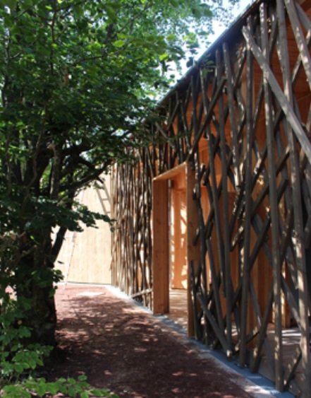 Maison ossature bois Haute-Loire (43) — façade en bardage bois avec claustra branchage
