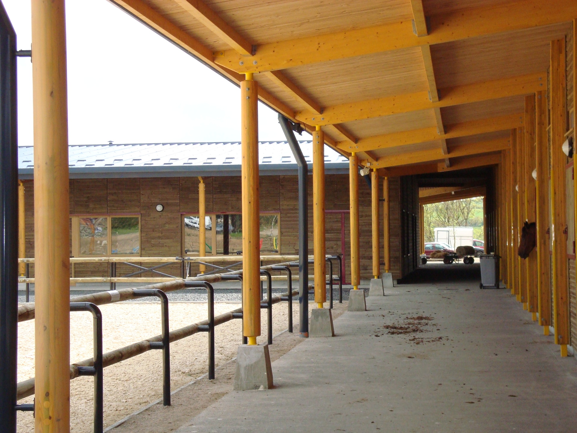 Charpente à Yssingeaux — auvent et galerie bois pour centre équestre