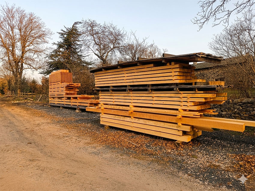 Scierie-raboterie à Yssingeaux — piles de bois local en séchage