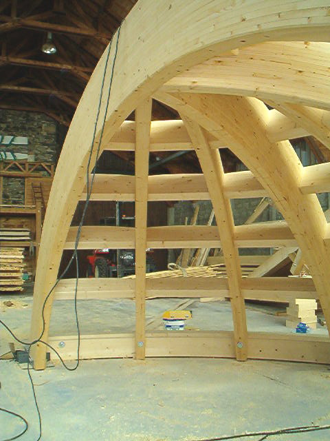 Charpente à Yssingeaux — arches lamellé-collé en atelier