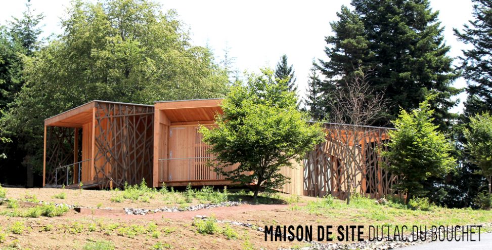 Maison ossature bois à Yssingeaux — Maison de site du Lac du Bouchet avec habillage bois branchage