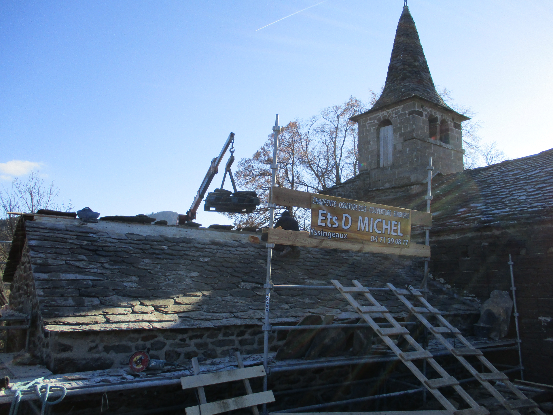 Couverture Yssingeaux (43) — chantier de réfection de toiture lauze sur clocher d'église