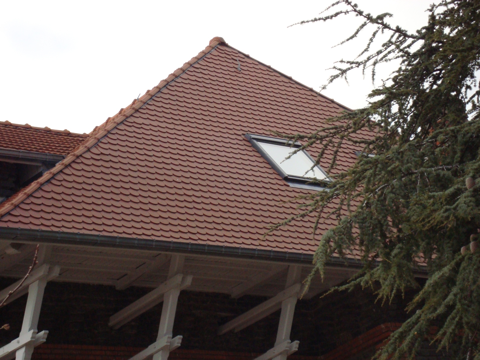 Couverture Yssingeaux (43) — toiture neuve en tuiles écaille avec fenêtre de toit