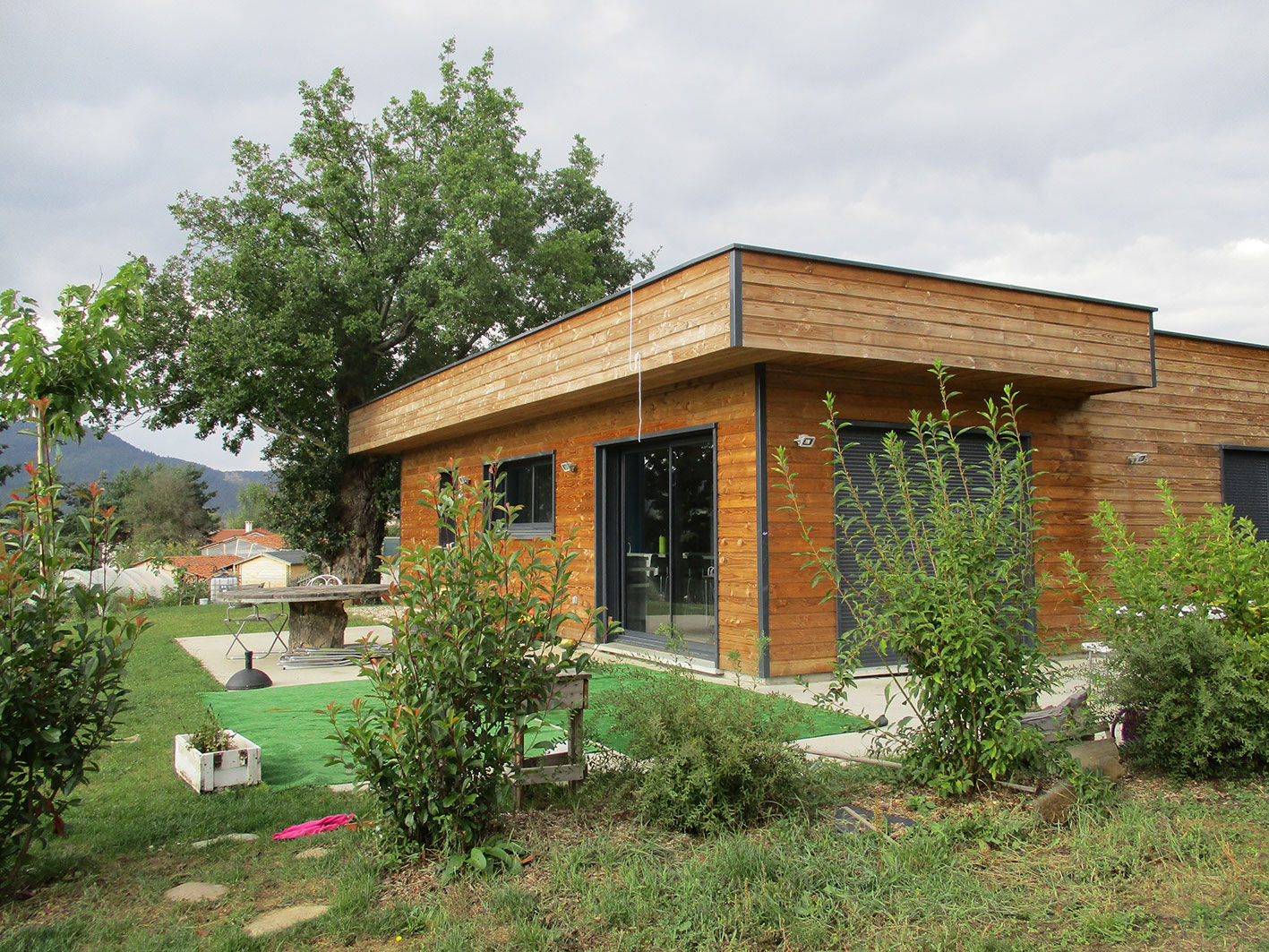 Maison ossature bois à toit plat à Yssingeaux avec bardage bois