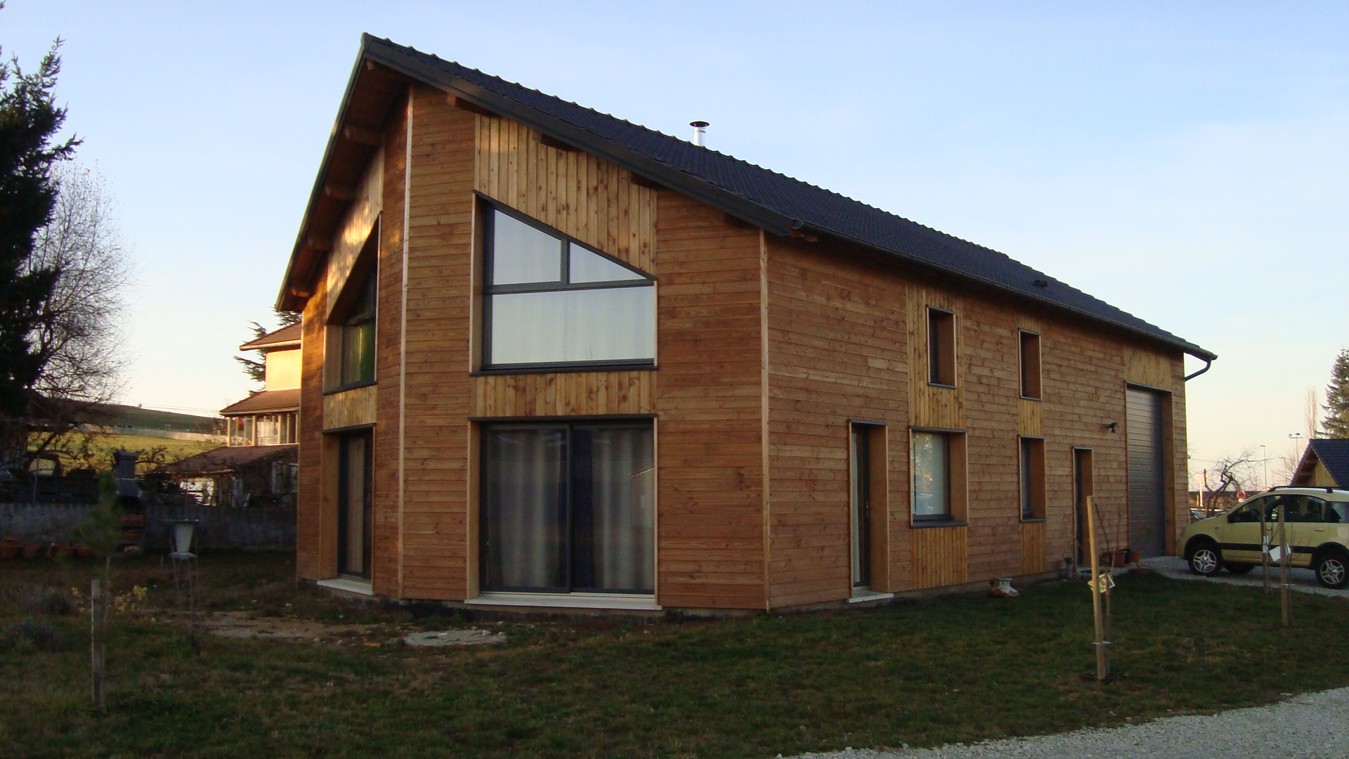 Maison ossature bois à Yssingeaux — maison bois contemporaine avec bardage clair et grandes baies