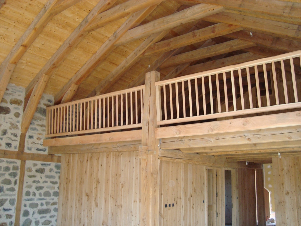 Construction charpente Yssingeaux (43) — mezzanine bois avec garde-corps