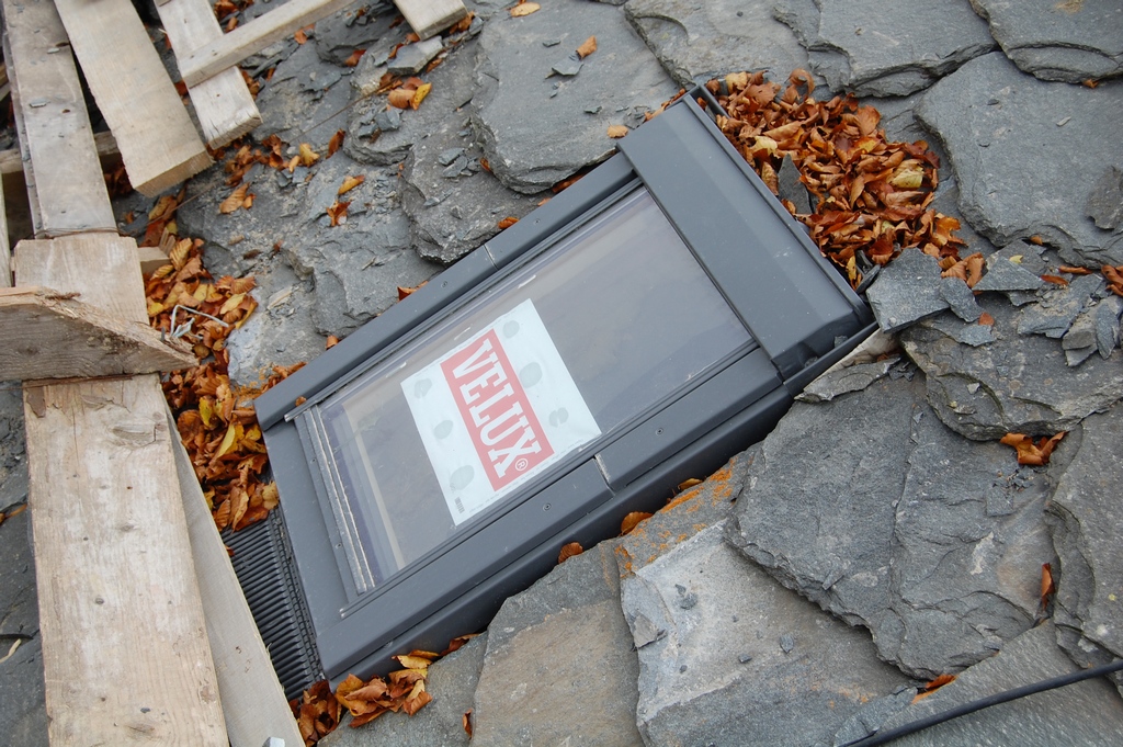 Couverture en Haute-Loire (43) — pose de fenêtre de toit Velux sur toiture en lauze