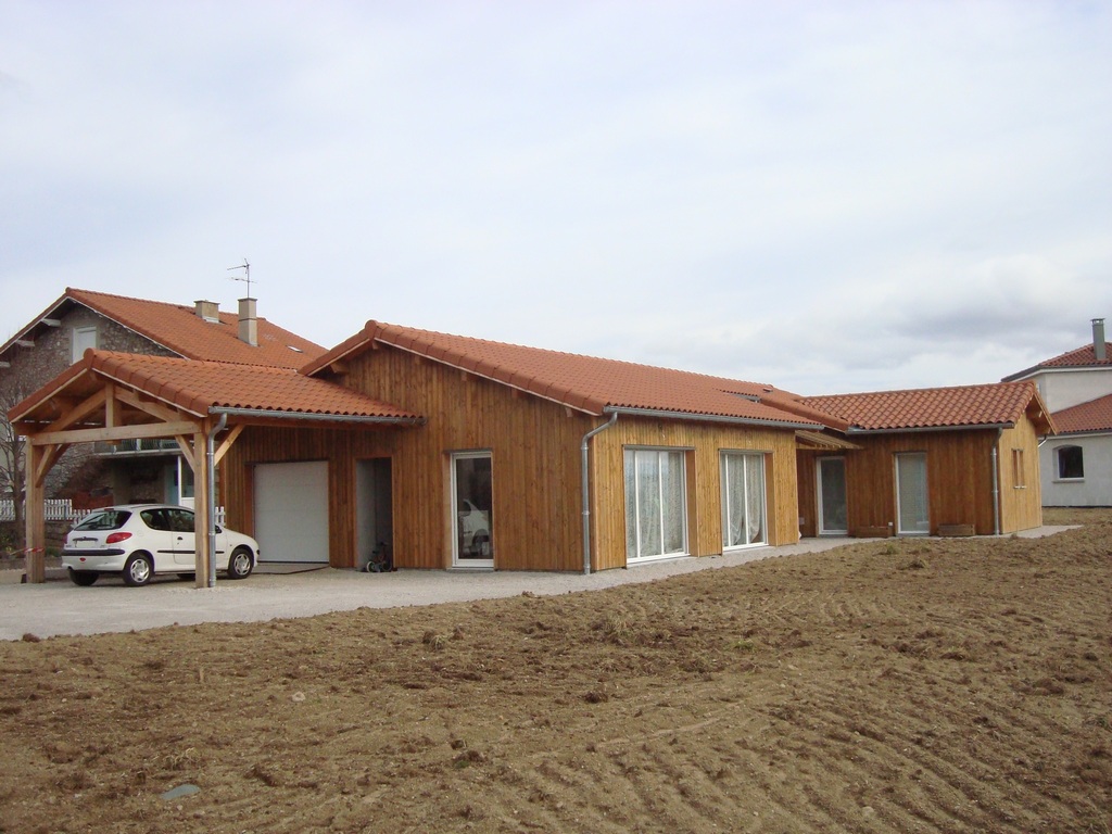 Maison ossature bois Haute-Loire (43) — maison bois plain-pied avec toiture tuiles rouges