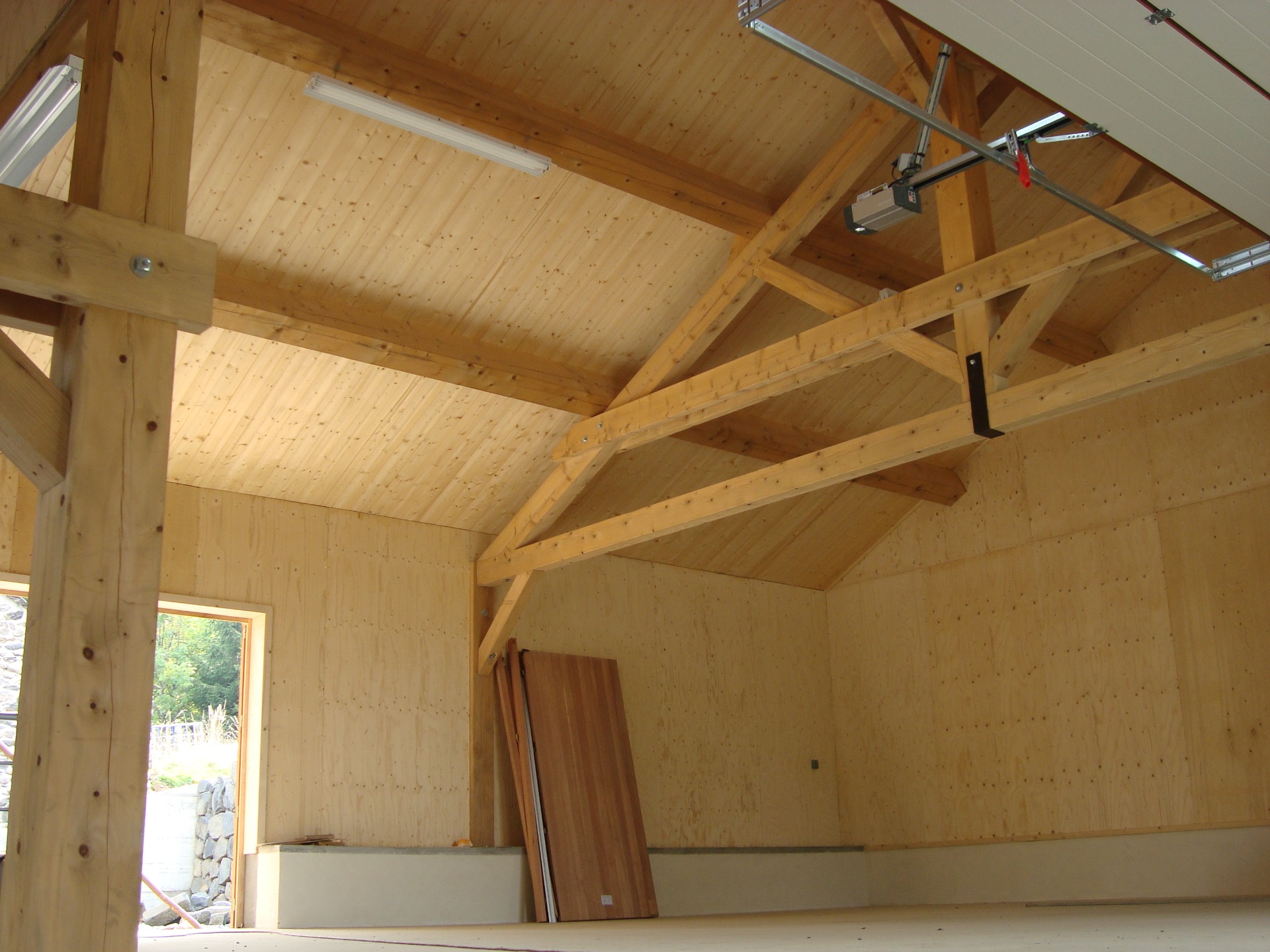 Installation charpente à Yssingeaux — fermes apparentes en intérieur de garage